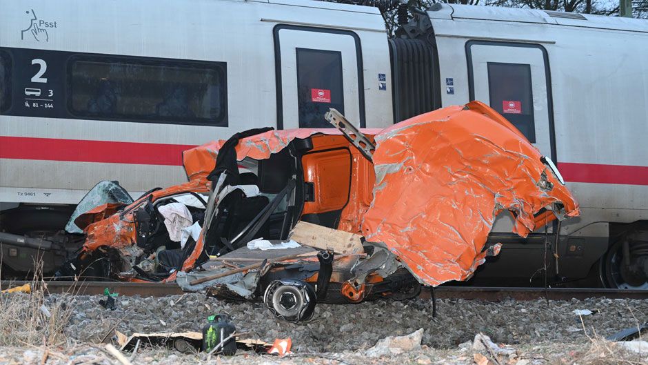 Der völlig zerstörte Caddy. | Foto: HamburgNews