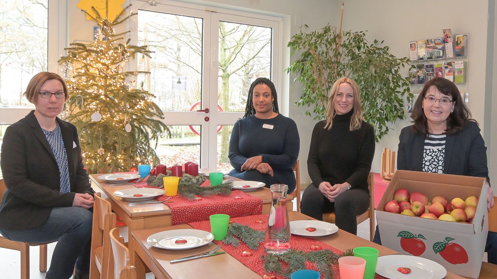 Freuen sich, gemeinsam Kindern in Not helfen zu können (von links): Maike Lendt und Sandra Nyame (beide Leitung der Kita Grüne Insel), Kathrin Ulrich (Stiftung für Stifter der Sparkasse) und Melanie Kleenlof (Sparkasse Harburg-Buxtehude). | Foto: ein