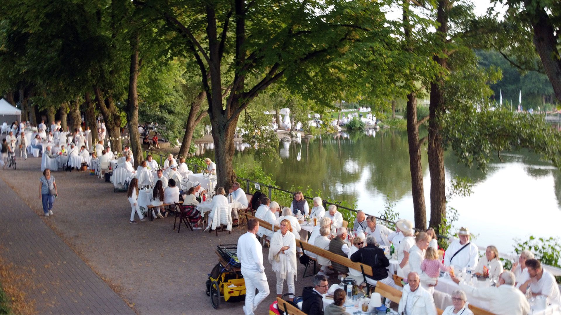 Rund 500 Teilnehmer kamen zu Harburgs festlichster Tafel, dem Weißen Dinner, an die Außenmühle. | Foto:- Lenthe-Medien