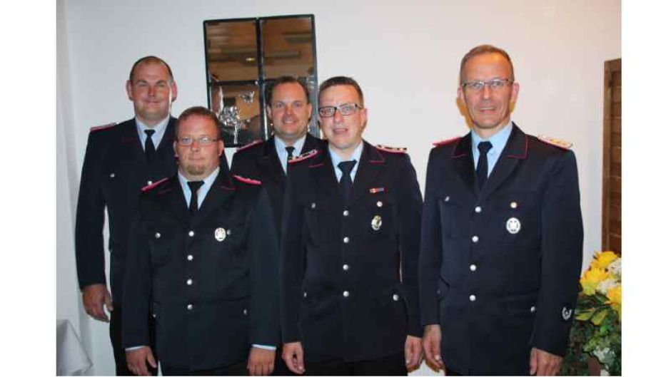 Über die Ehrungen bei der Feuerwehr Fliegenberg freuen sich Sören Brendel (von links), Jan Köpcke, Lasse Pahl, Markus Schrader und Stelles Gemeindebrandmeister Stephan Martens. | Foto: ein