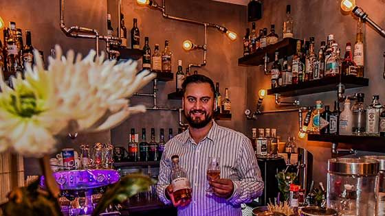 Ibrahim "Ibo" Yüksel von der Cocktailbar "Die Treppe" freut sich auf das Whisky-Tasting. | Foto: Niels Kreller