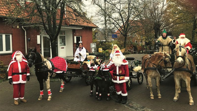 Die Kutschen der Fahrsport-Gruppe Elbe-Geest e.V., besetzt mit Nikolaus und Engeln auf dem Rathausplatz in Stelle. | Foto: ein