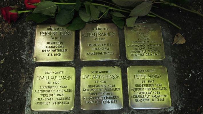 In Harburg wurden schon viele Stolpersteine verlegt. Foto: ein