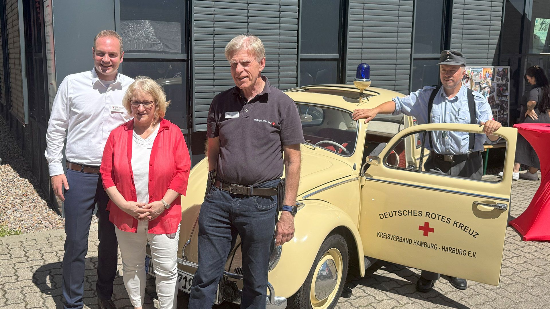Thorben Goebel-Hansen (Geschäftsführer Pflege), Ina Köhnke (Pflegedienstleiterin), Präsident Lothar Bergmann (Präsident DRK Kreisverband Hamburg-Harburg e.V.) und Wolfgang Frank (Ausbildungsleiter Pflege) (v.l.n.r.) freuen sich über 40 Jahre DRK Harburg. Foro: DRK Harburg