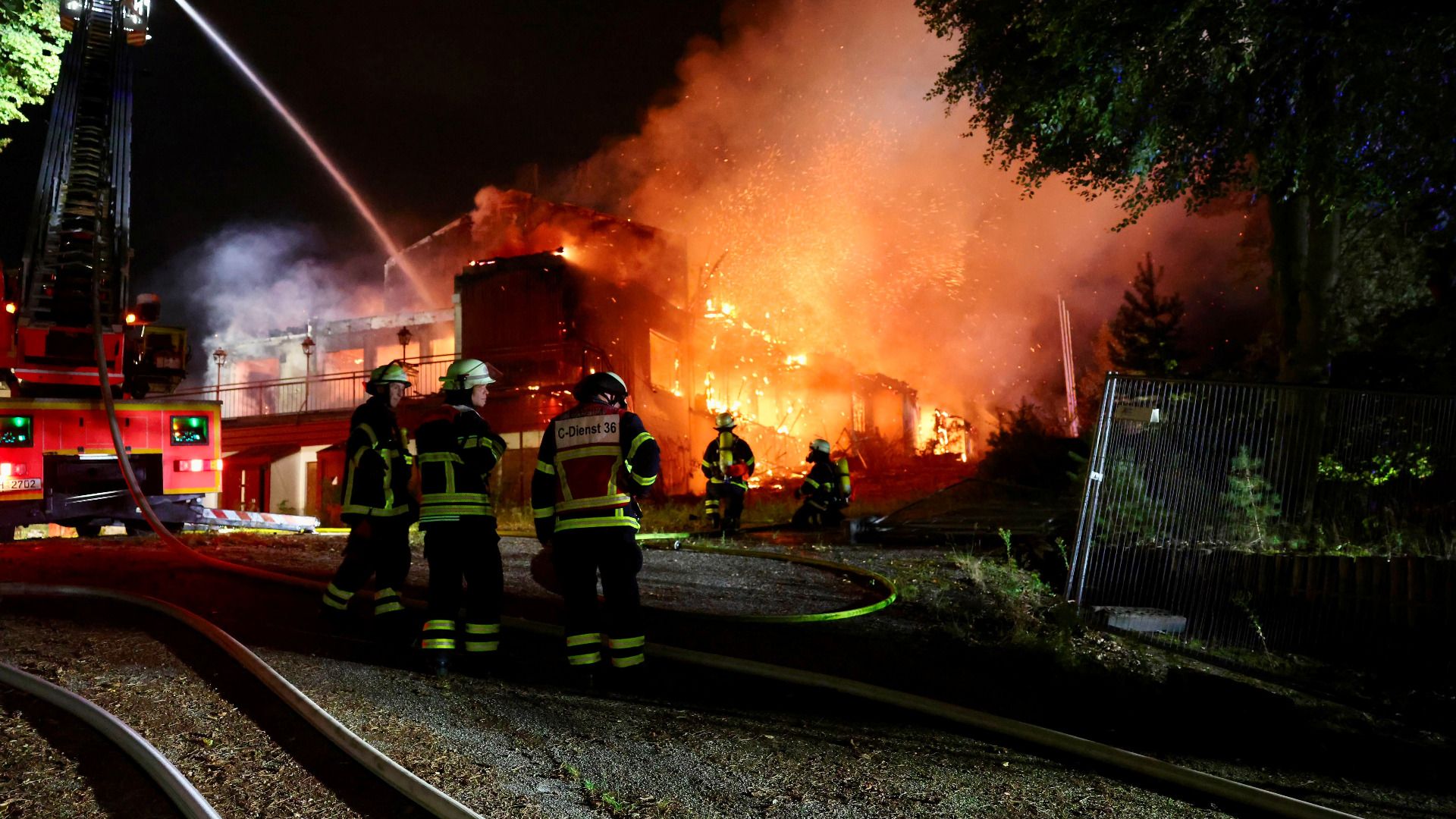Schon wieder ein Feuer im ehemaligen "Berghotel" in Hausbruch. Foto: Lenthe-Medien/Reimer