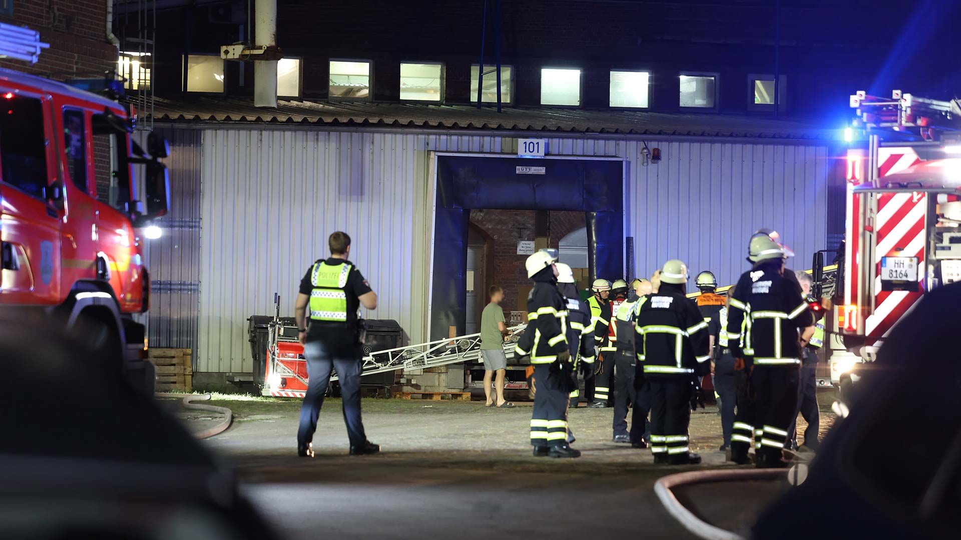 Im Harburger Binnenhafen gab es ein Feuer in einer Lagerhalle. Foto. Lenthe-Medien/Reimer