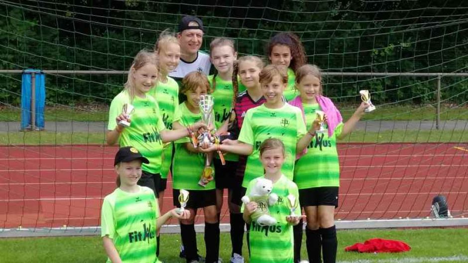 Die Fußball-Mädchen der Hausbruch-Neugrabener Turnerschaft (HNT) | Foto: ein