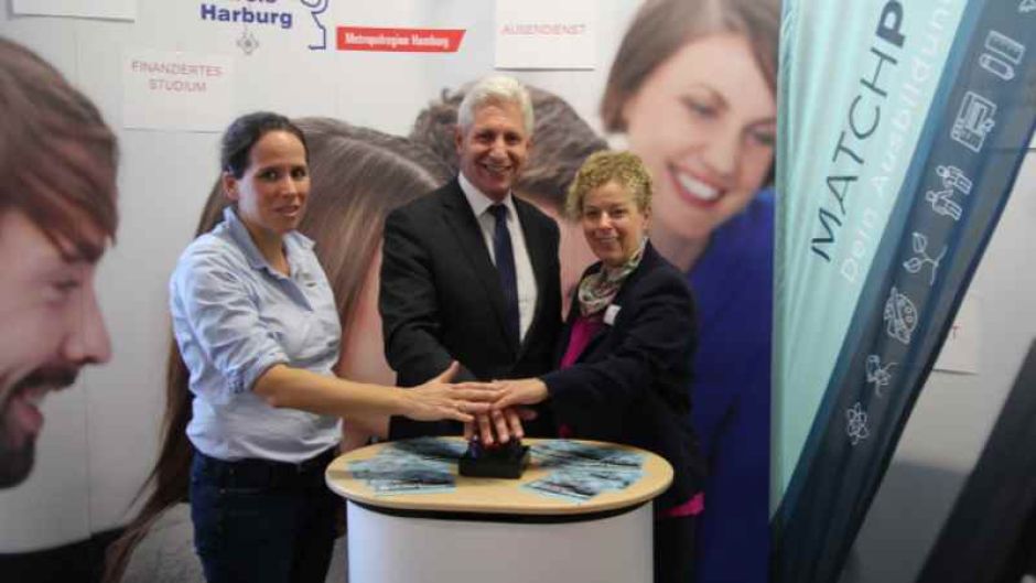 Drückten gemeinsam den symbolischen Startknopf für das Ausbildungsportal „Matchpoint“: Landrat Rainer Rempe, BBS-Schulleiterin Kira Buchmann (rechts) und Metje Gödecke (Landkreis Harburg). | Fotocredit: Landkreis Harburg