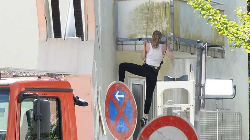 Lisa Maria Potthoff erklimmt in ihrer Rolle als Sarah Kohr den Balkon, um sich nach dem Täter umzuschauen. | Foto: André Lenthe Fotografie