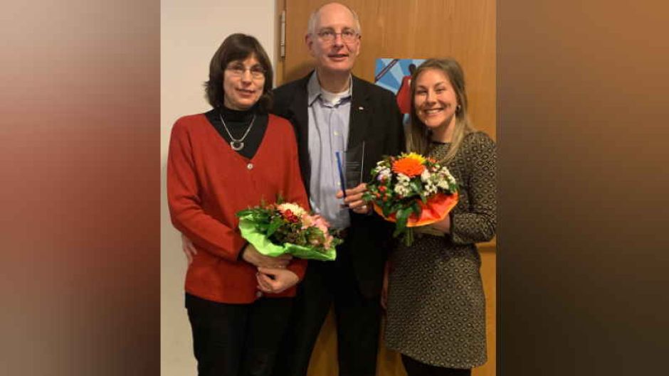 Anerkennung für ein DRK-Projekt beim Harburger Bürgerpreis 2019: Elisabeth Kummer (v. l.), Initiator Andreas B. Kummer und Rosa Schlottau, DRK-Koordinatorin für ehrenamtliche Sozialarbeit | Foto: ein