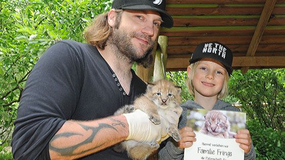 Torsten Frings und Sohn Luke taufen das Luchsbaby Rocky im Wildpark Schwarze Berge. | Foto: ein
