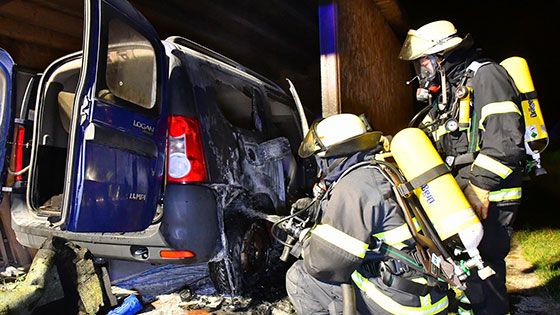 Auch dieser PKW wurde opfer des Brandstifters. | Foto: HamburgNews