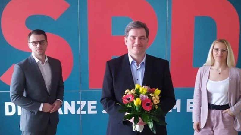 Die beiden Vorsitzenden der SPD Harburg und der SPD Bergedorf, Ronja Schmager und Paul Kleszcz (links) gratulieren Metin Hakverdi zur Aufstellung zur Bundestagswahl. | Foto: ein