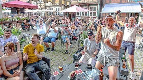 Dennis Adamus (zweiter von rechts) jubelt beim Tor zum 1:3 für Deutschland. | Foto: Niels Kreller