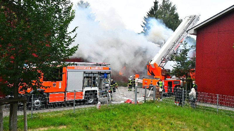 Am Mittwochmorgen stand die Flüchtlingsunterkunft „Am Radeland“ in Heimfeld in Flammen. | Foto: HamburgNews