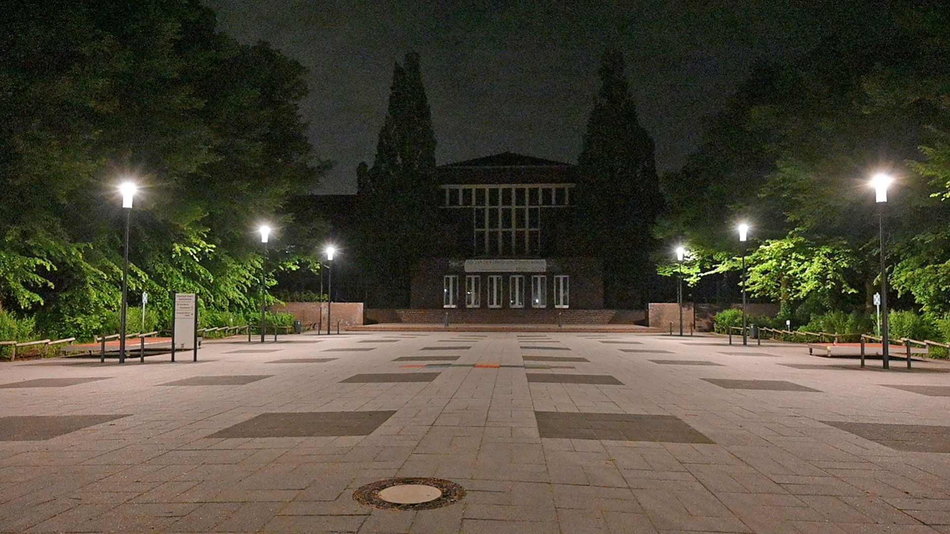 Die Friedrich-Ebert-Halle zeigte sich unbeeindruckt davon, dass ihre fehlerhafte Alarmanlage in der Nacht halb Harburg um den Schaf brachte. | Foto: Lenthe-Medien