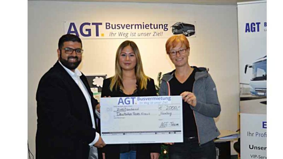 Gemeinsam helfen: Rohit Nagpal (von links) und Heike Januzi-Schlatermund von der AGT Busvermietung und Dirka Grießhaber vom Harburger Roten Kreuz. | Foto: ein