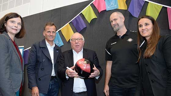 Harburgs Bezirksamtsleiterin Sophie Fredenhagen, Sportsstaatsrat Christoph Holstein, Uwe Seeler, Nils Mauch vom TV Fischbek und IBA Geschaeftsfuerherin Karin Pein freuen sich über die neu eröffnete Halle. | Foto: News4HH/Lenthe
