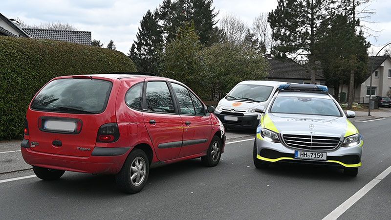 Die Kennzeichen an diesem Renault Megan sind wohl geklaut oder manipuliert. | Foto: HamburgNews