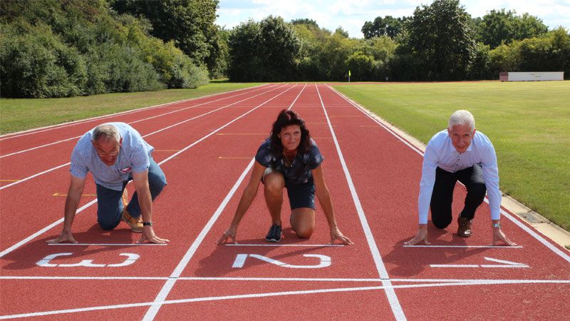 „Auf die Plätze …“ – Landrat Rainer Rempe (rechts), Leichtathletik-Vorsitzende Birgit Costard und  Projektleiter Lutz Meyer vom Betrieb Gebäudewirtschaft des Landkreises Harburg demonstrieren schon einmal, dass die neuen Laufbahnen genutzt werden können. | Foto: Landkreis Harburg