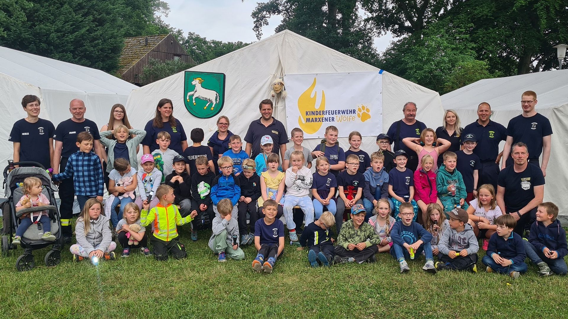 Die Kinder und Betreuer des Zeltlagers mit Thieshopes Ortsbrandmeister Jan Wülfken (hi.2.v.re) vor den aufgebauten Zelten. | Foto: Feuerwehr