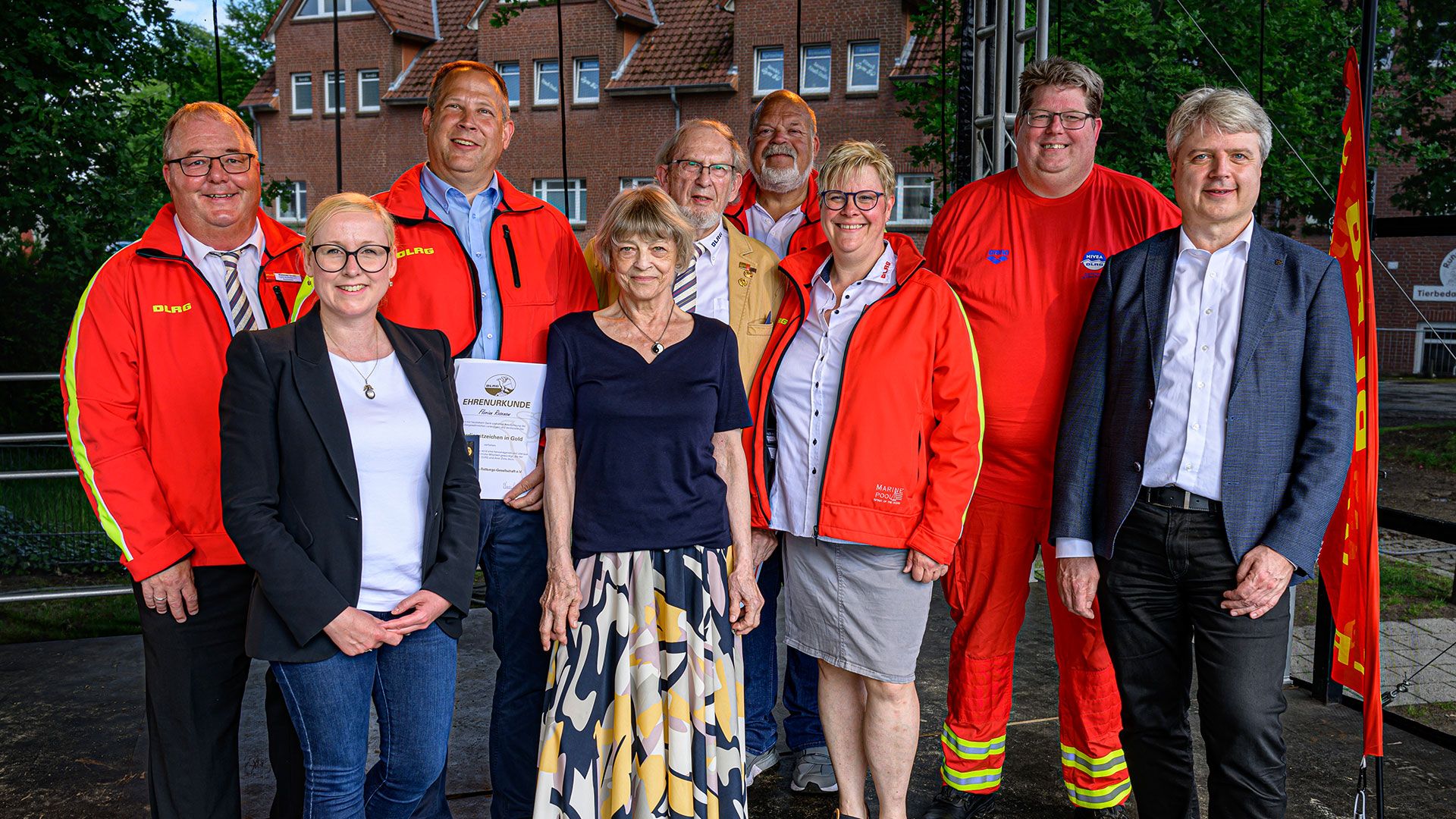 V. Links Matthias Groth (Bezirksleiter DLRG Bezirk Nordheide), Nadja Weippert (Bürgermeisterin Tostedts und MdL) Florian Rosenow, Angela Rosenow, Uwe Rosenow, Frank Villmow (Leiter Verbandskommunikation des DLRG Bundesverbandes), Margret Holste, Frank Plantikow, Dr. Peter Dörsam (Samtgemeindebürgermeister Tostedt). | Foto: Tobias Baier