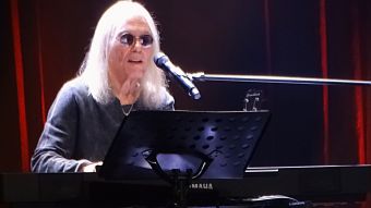 Tony Carey, ein auch in Deutschland bekannter vielseitiger Sänger und Musiker, überzeugte die Zuschauer in der Buchholzer Empore. Foto: Ilka Teschner
