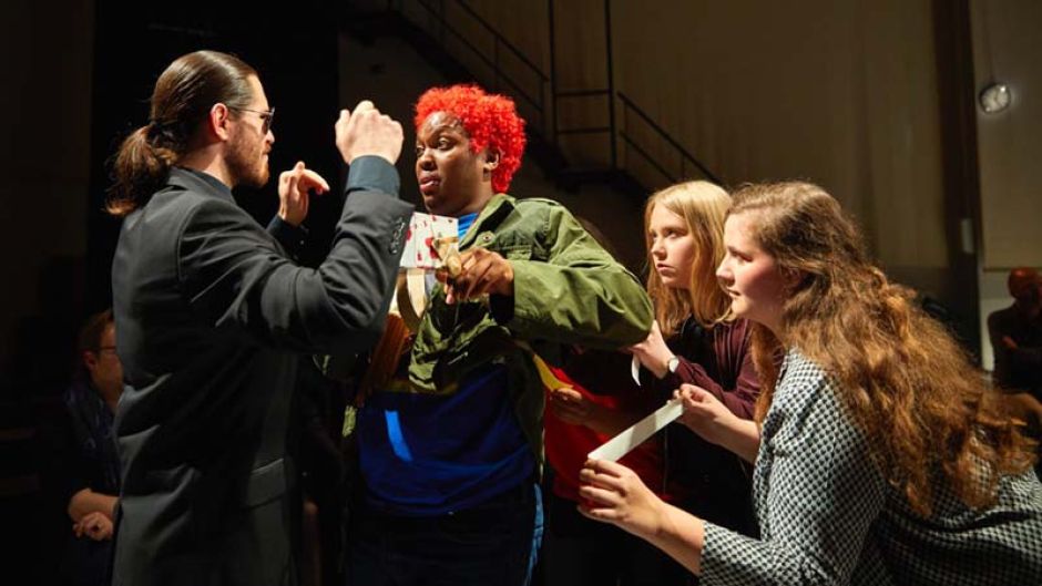 Großer Auftritt in der Staatsoper: Schüler der GSHund der Stadtteilschule Süderelbe begeisterten bei der Aufführung der Mozart-Inszenierung „Erzittre, feiger Bösewicht!“. | Foto: ein