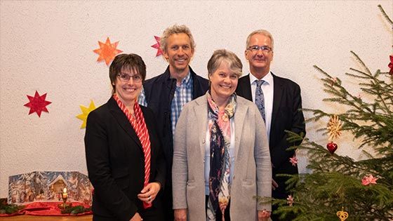 Laden Alleinstehende aller Generationen zur Weihnachtsfeier ein: Susanne Gellers (von links, Sparkasse Harburg-Buxtehude), Nikolaus Lemberg (Interessengemeinschaft), Reiner Kaminski (Landkreis Harburg) und Anette Purschwitz (Interessengemeinschaft). Foto: Niels Kreller