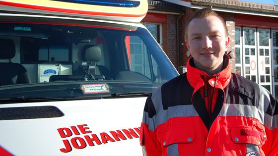 Nils Heitkamp (22) aus Meckelfeld fand aufgrund eines Freiwilligen Sozialen Jahres bei den Johannitern seinen Traumjob. | Foto: Johanniter