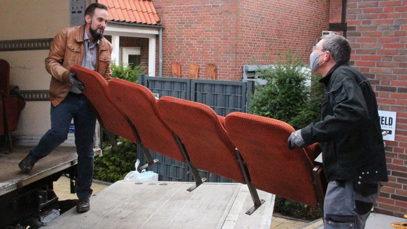 S. Zimmermann, A. Eggert, J. Deckwerth und M. Engelmann bei der Beladung der Kinoeinrichtung. | Bild FLMK