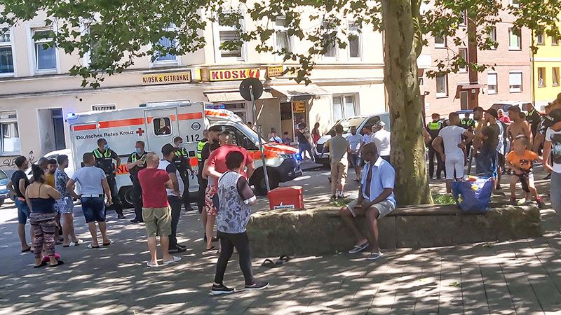 Die Bluttat sorgte für viel Aufsehen im Phoenix Viertel. Auf der Mauer dieses Beetes hatte der Jugendliche gesessen, als er angegriffen wurde. | Foto: ein