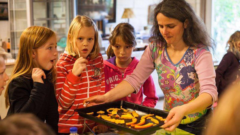 Im Museumsbauernhof Wennerstorf können die Kids Apfelringe zubereiten. | Foto: FLMK