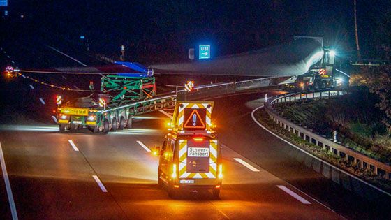 In der Kurve der Ausfahrt Rade war Ende: Der Schwertransporter mit dem Windradflügel kam hier nicht weiter und sorgte für Chaos. | Foto: JOTO
