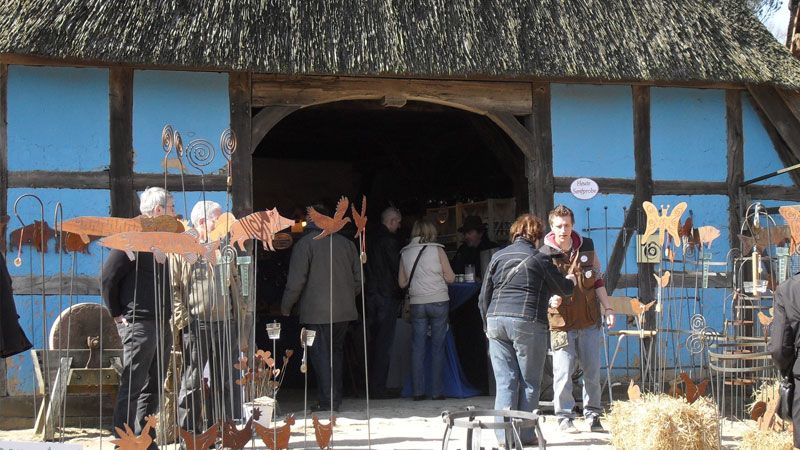 Der Kunsthandwerkermarkt läutet im Freilichtmuseum am Kiekeberg in Ehestorf das Frühjahr ein. | Foto: FLMK