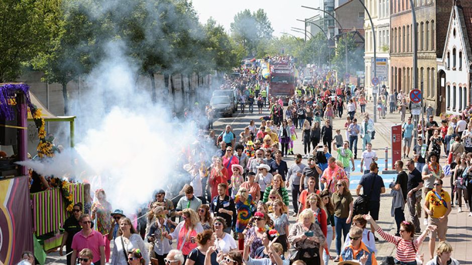 Beim Discomove im Harburger Binnenhafen feiern im September wieder tausende Beuscher die Discozeit. Noch gibt es Tickets für die Partytrucks.