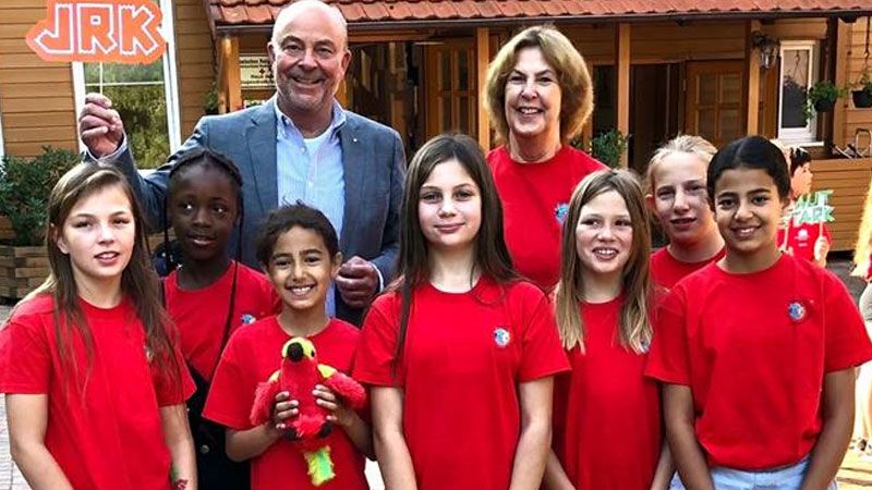 Jugendrotkreuzgruppe „Aras“ mit dem Niedersächsischen DRK Präsidenten Hans Hartmann und Gruppenleiterin Susanne Brüggemann. | Foto: DRK-Kreisverband Harburg-Land e.V./Nele Hobst