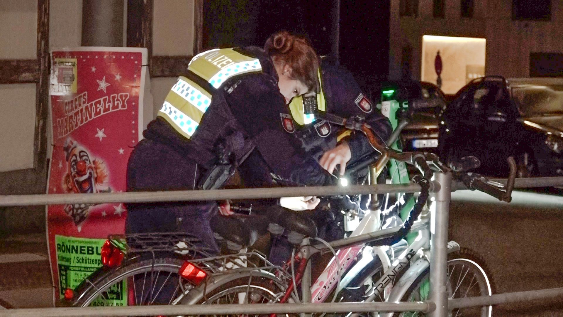 Polizeibeamte untersuchen die Fahrräder, die der Mann versucht haben soll zu stehlen. | Foto: Lenthe-Medien