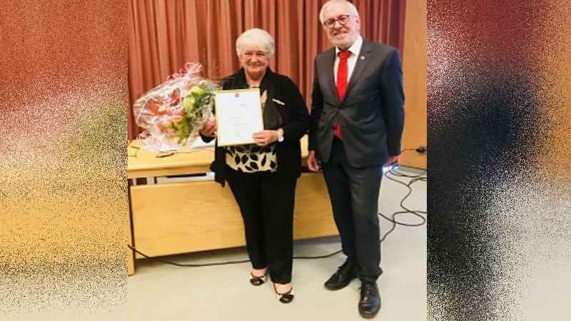 Ellen Knoop ist von Bürgermeister Wolf-Egbert Rosenzweig mit der Ehrennadel der Gemeinde Neu Wulmstorf ausgezeichnet worden.© Gemeinde Neu Wulmstorf
