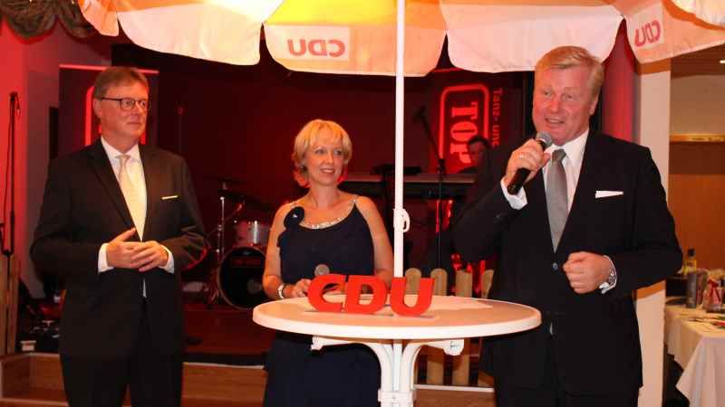Gastgeberin Britta Witte mit dem Ersten Parlamentarischen Geschäftsführer der CDU-Fraktion im Bundestag, Michael Grosse-Brömer (links) aus Brackel und Dr. Bernd Althusmann, CDU-Landeschef und Niedersächsischer Minister für Wirtschaft, Arbeit, Verkehr und Digitalisierung und Vize-Ministerpräsident. | Foto: Wolfgang Gnädig