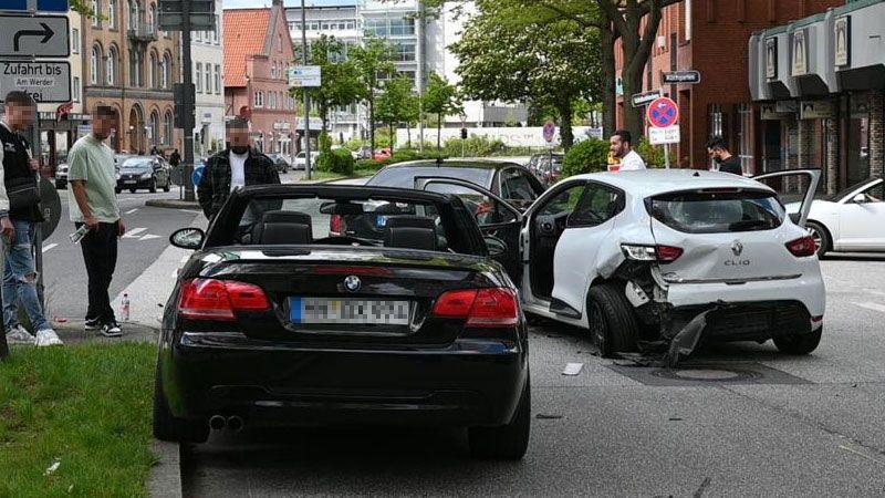 Das BMW Cabrio war in den Clio gekracht und hatte diesen auf den Cadillac geschoben. | Foto: ein