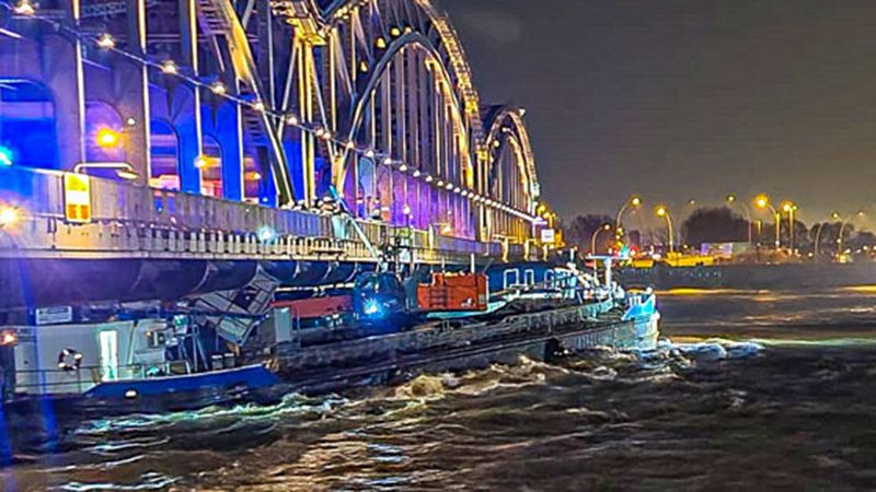 Orkan "Nadia": Eine Schute blieb bei Hochwasser unter der Freihafenelbbrücke stecken. | Foto: HamburgNews