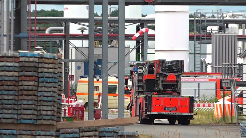 Eine defekte Schaltspule sorgte am Samstagmorgen für einen Großeinsatz der Feuerwehr in der Holborn Raffinerie im Harburger Binnenhafen. | Foto. HamburgNews