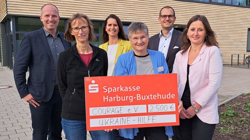 Gemeinsam helfen sie Geflüchteten aus der Ukraine in Neu Wulmstorf: Hannelore Schade, Ansprechpartnerin für das Netzwerk „Willkommen in Neu Wulmstorf“, Courage-Vorsitzende Constanze Hock-Warmuth und die Migrationsbeauftrage Agata Wolff (vorne, von links), Neu Wulmstorfs Bürgermeister Tobias Handtke sowie Vorstandsmitglied Sonja Hausmann und Beratungscenter-Leiter Stefan Weber von der Sparkasse Harburg-Buxtehude (hinten, von links). | Foto: Sparkasse