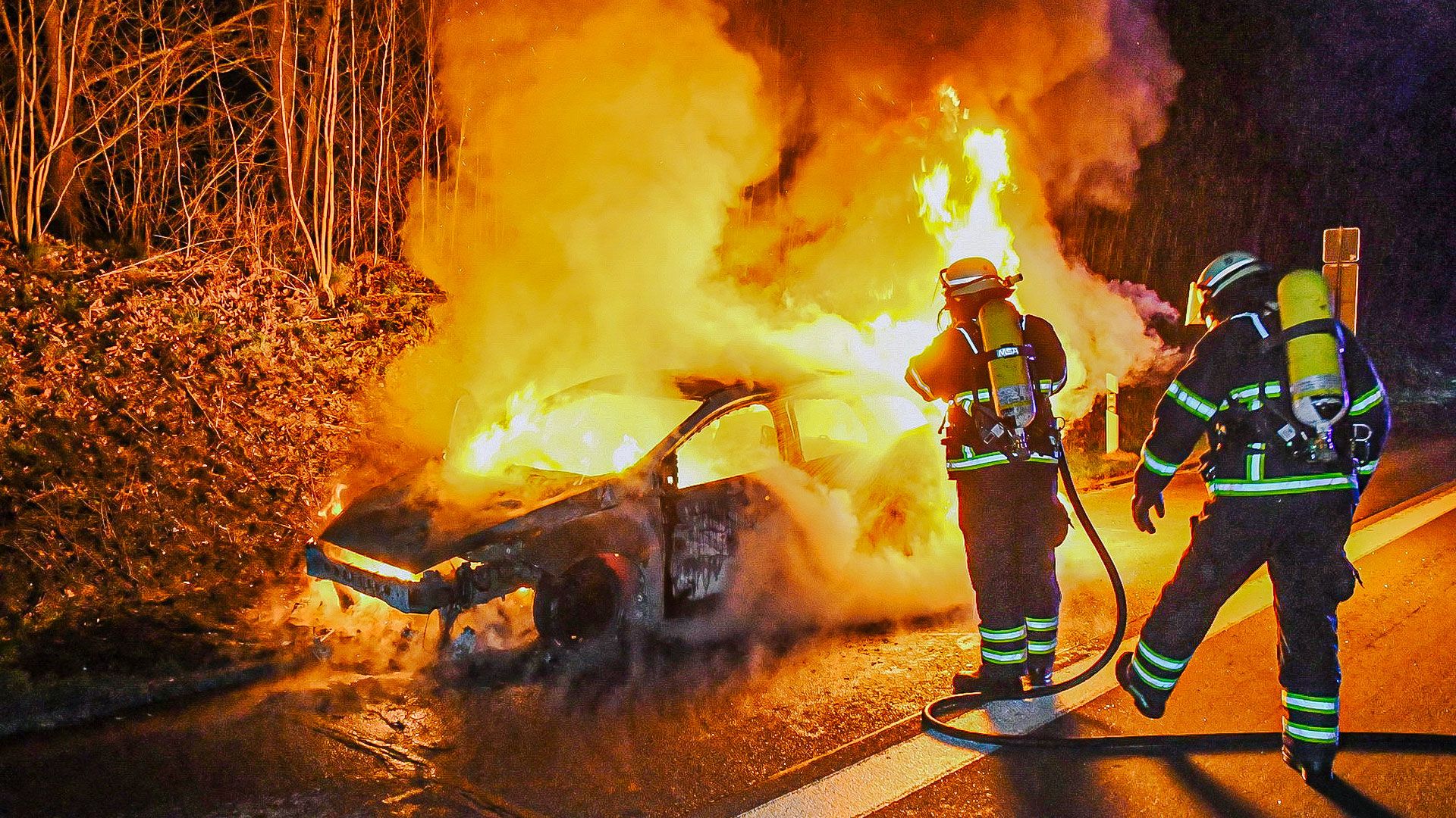 Die Feuerwehr löscht den brennenden Ford Focus. | Foto: HamburgNews