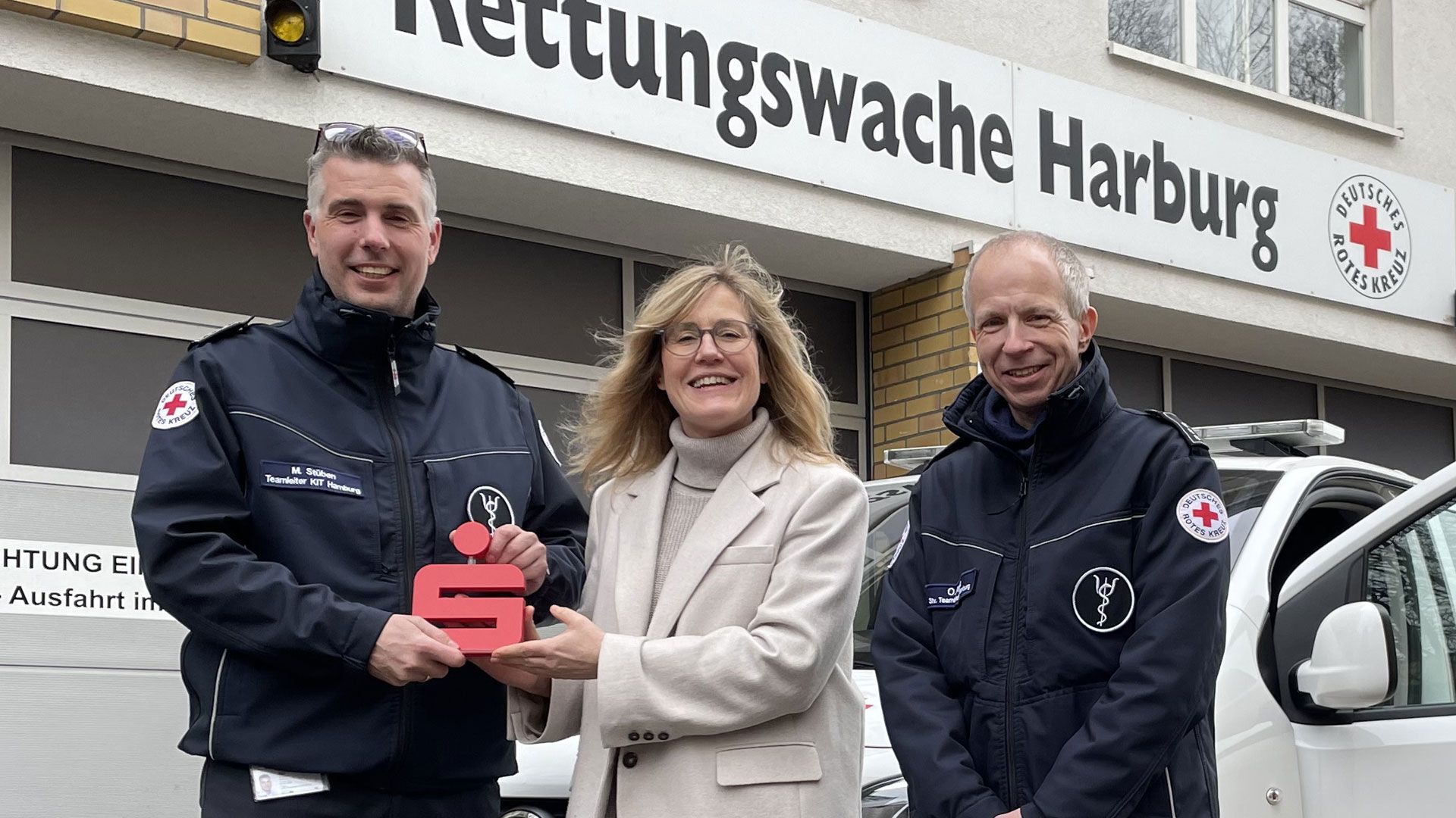 Spende für das DRK-Kriseninterventionsteam: Sandra Becker (Mitte), Regionaldirektorin der Sparkasse Harburg-Buxtehude, mit dem Leiter des DRK-KIT Malte Stüben (links) mundit seinem Stellvertreter Oliver Ahrens. | Foto: DRK HH-Harburg/smg