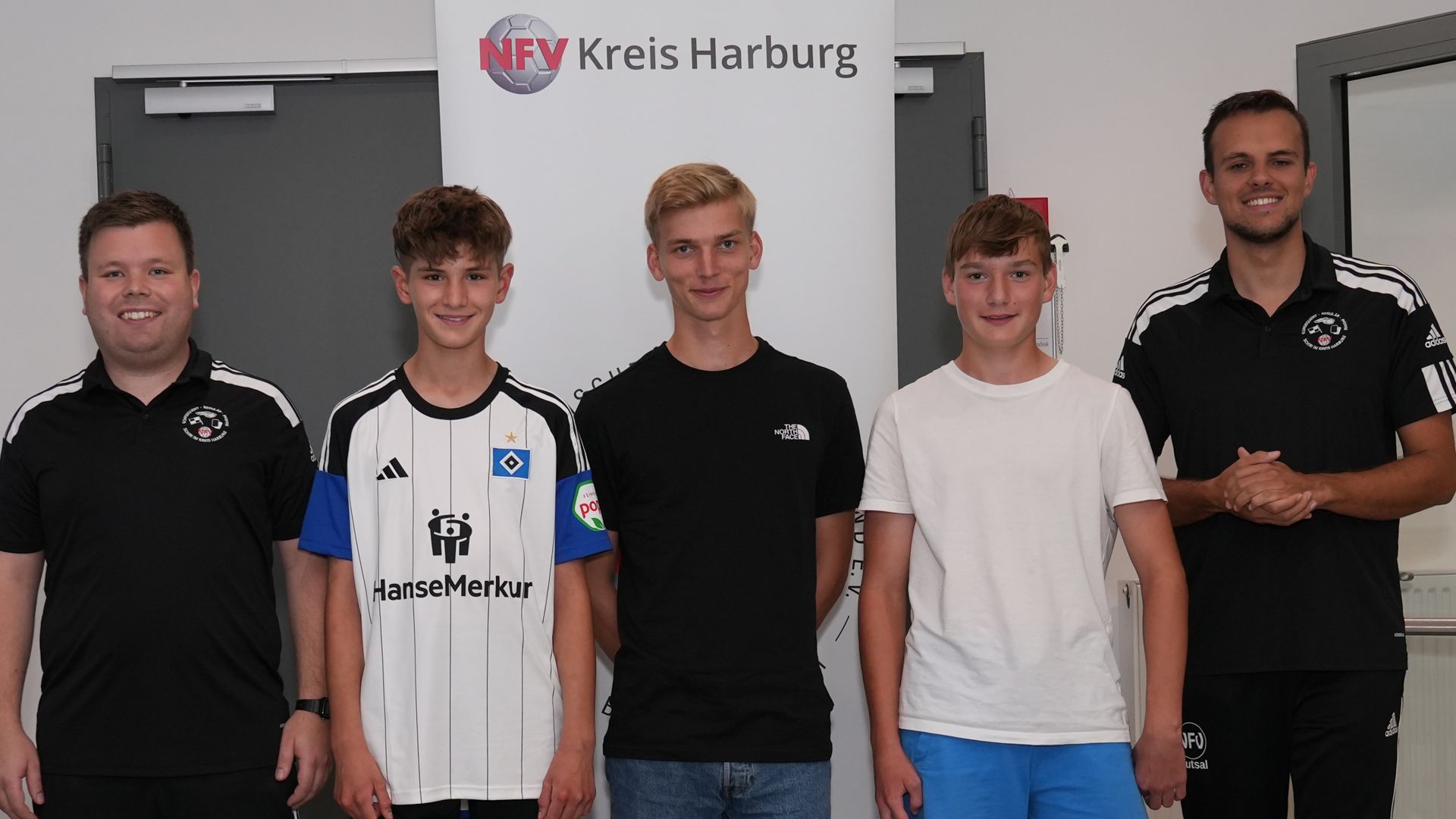 Kamen fehlerfrei durch die Prüfung: Mats Ohlhorst, Fynn Jarne Sandgaard und Jakob Wenck (ab 2. von links) mit dem Kreis-Schiedsrichterobmann Marvin Schories (rechts) und seinem Vertreter Alexander Schulz. | Foto: Olaf Lahse