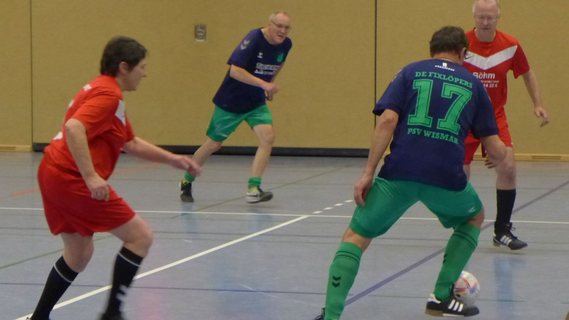 Wie hier beim Spiel SV Ostedt vs TuS Fleestedt I wurde beim Seevetal Walking Football Hallenmasters gekämpft. | Foto: Ulrich Vergin