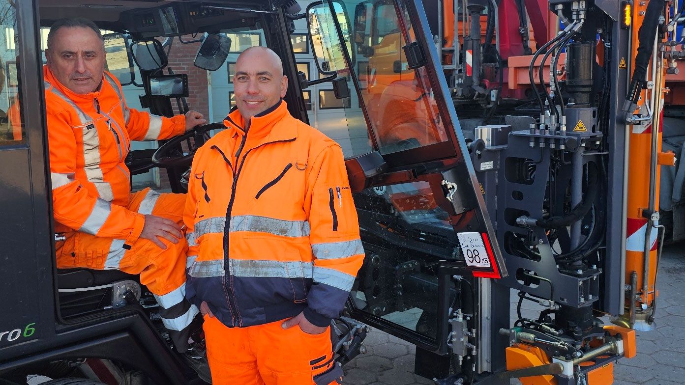 Alaa Wehbe (links) und Andreas Gerdts vom Kommunalbetrieb mit dem Spezialfahrzeug. | Foto: Stadt Buchholz in der Nordheide