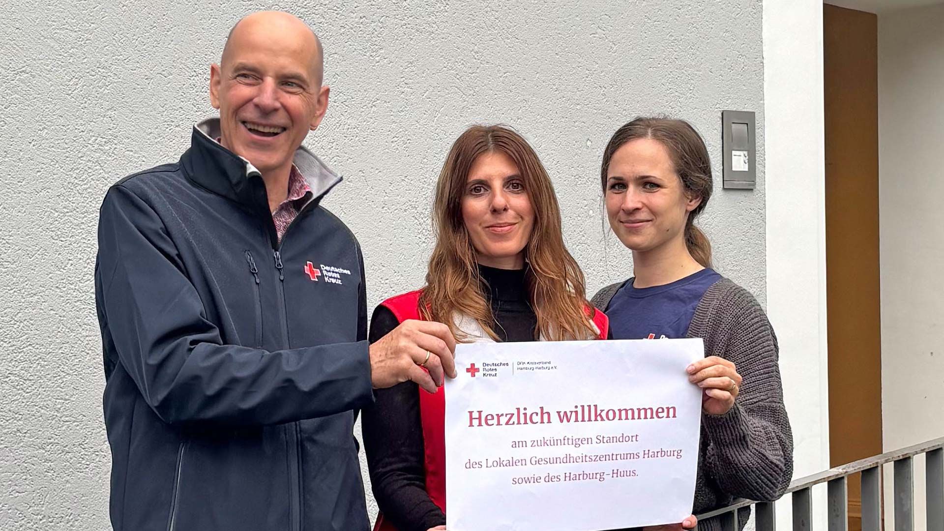 Sehen dem Einzug von Harburg-Huus und LGZ in die neuen Räume mit Freude entgegen: Nicolai Panke, Bereichsleiter Migration und Existenzsicherung, Julia Malert, Leiterin Harburg-Huus und Katharina Kellermeier, Leiterin Lokales Gesundheitszentrum (LGZ). Foto: DRK Hamburg-Harburg 2025